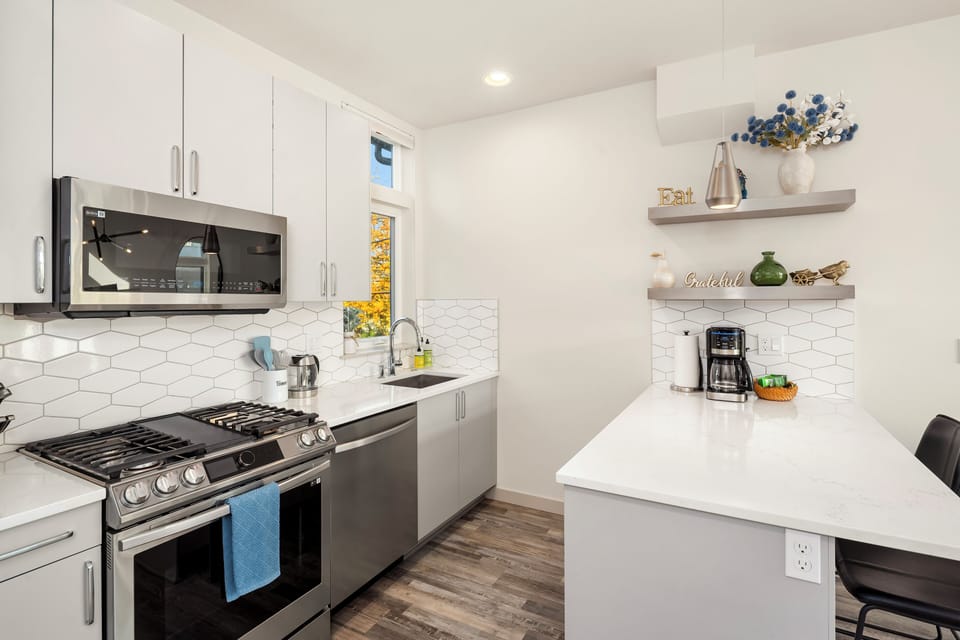 Family Townhome, 2 Bedrooms, Kitchen, City View | Private kitchen