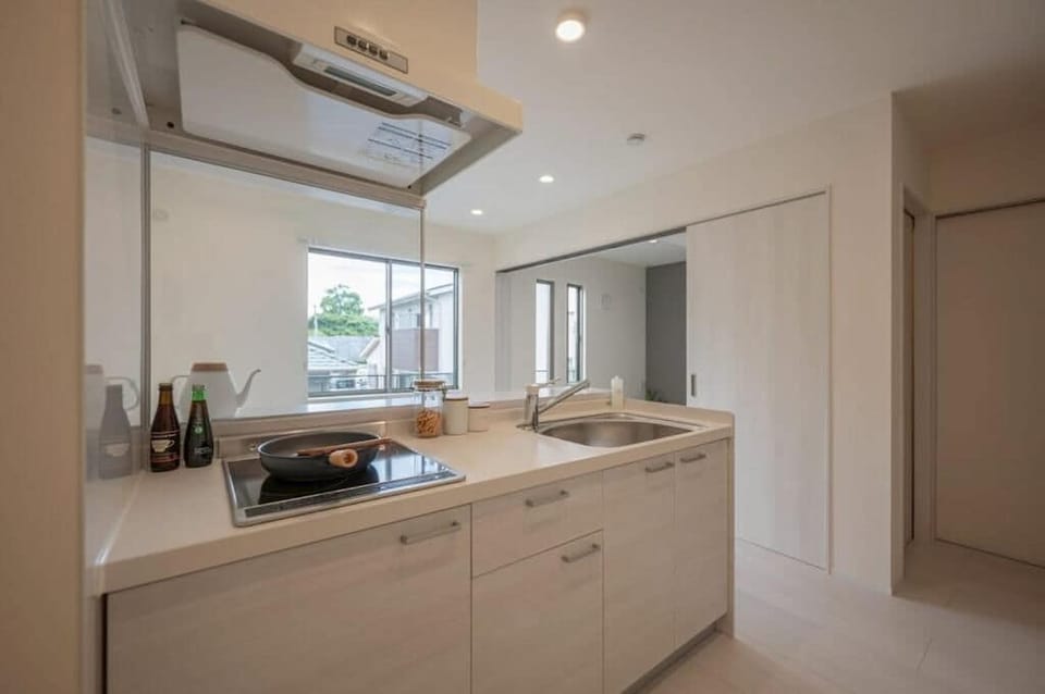 Premier Suite, City View | Private kitchen | Microwave, stovetop, cookware/dishes/utensils