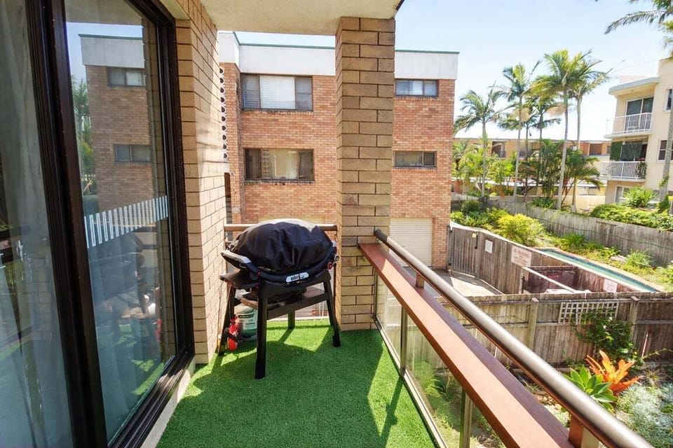BBQ Rear Balcony Overlooking Pool Area 