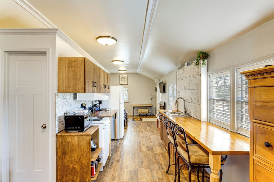 Kitchen | Breakfast Bar | Microwave