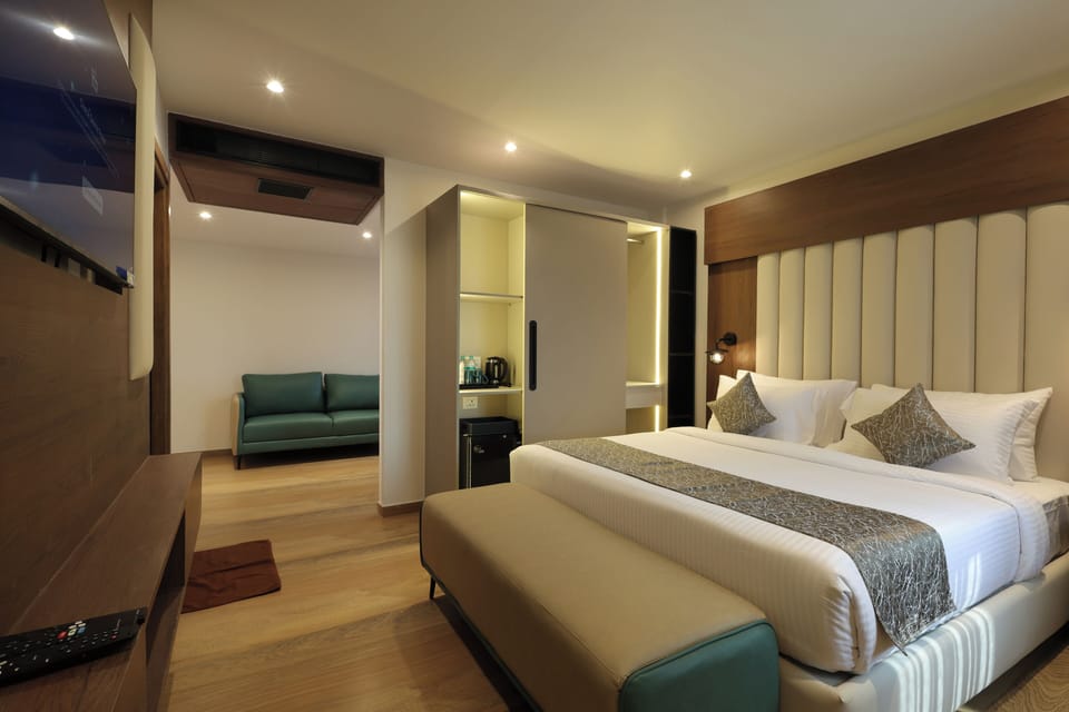 Junior Suite | Desk, laptop workspace, iron/ironing board, free WiFi
