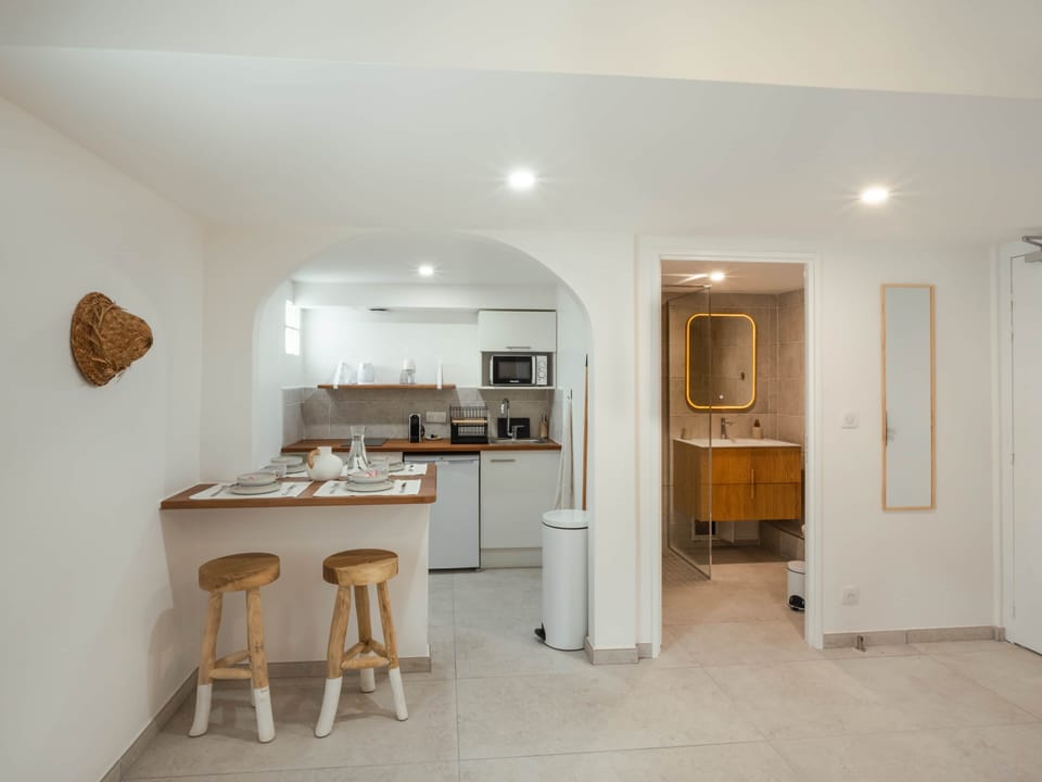 Cuisine et salle de bain_Appartement Tradition_Escale Bleue_Résidence de tourisme Saint Leu 974