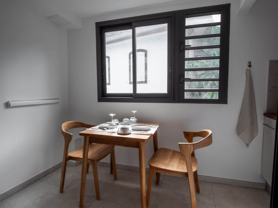Cuisine table a manger_Appartement Filaos_Escale Bleue_Résidence de tourisme Saint Leu 974