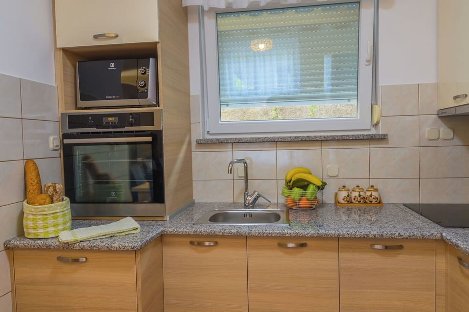 Autumn, Dining Room, Kitchen, Spring, Summer