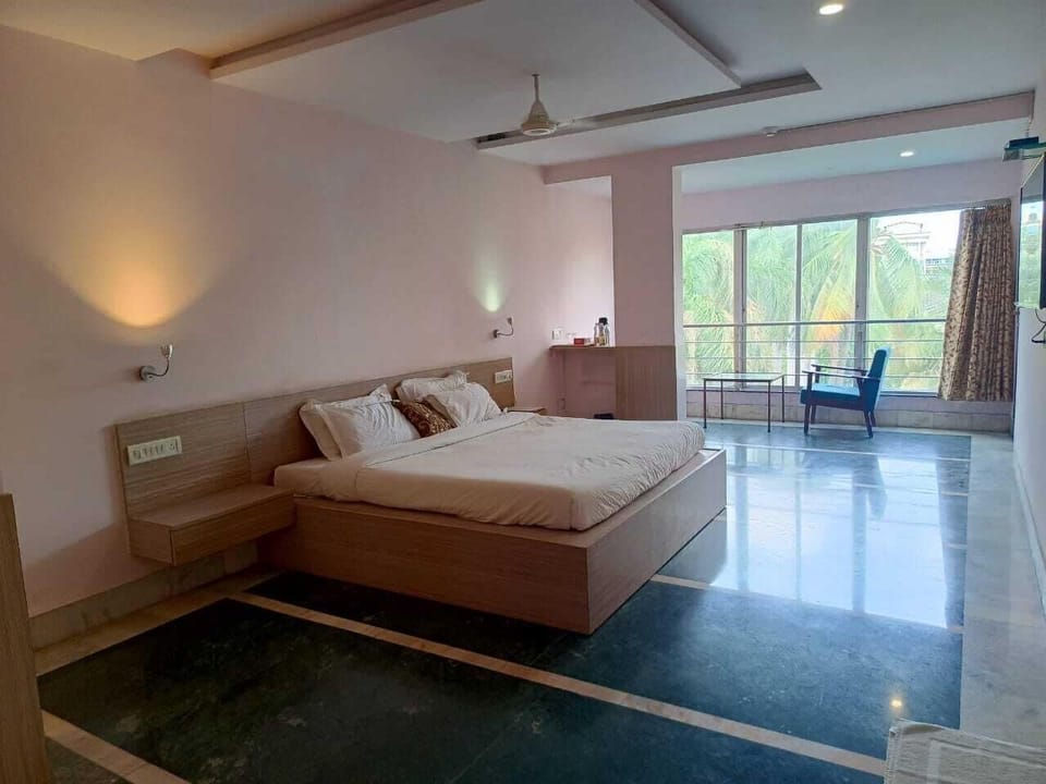 Luxury Double Room | Desk, blackout drapes, iron/ironing board, free WiFi