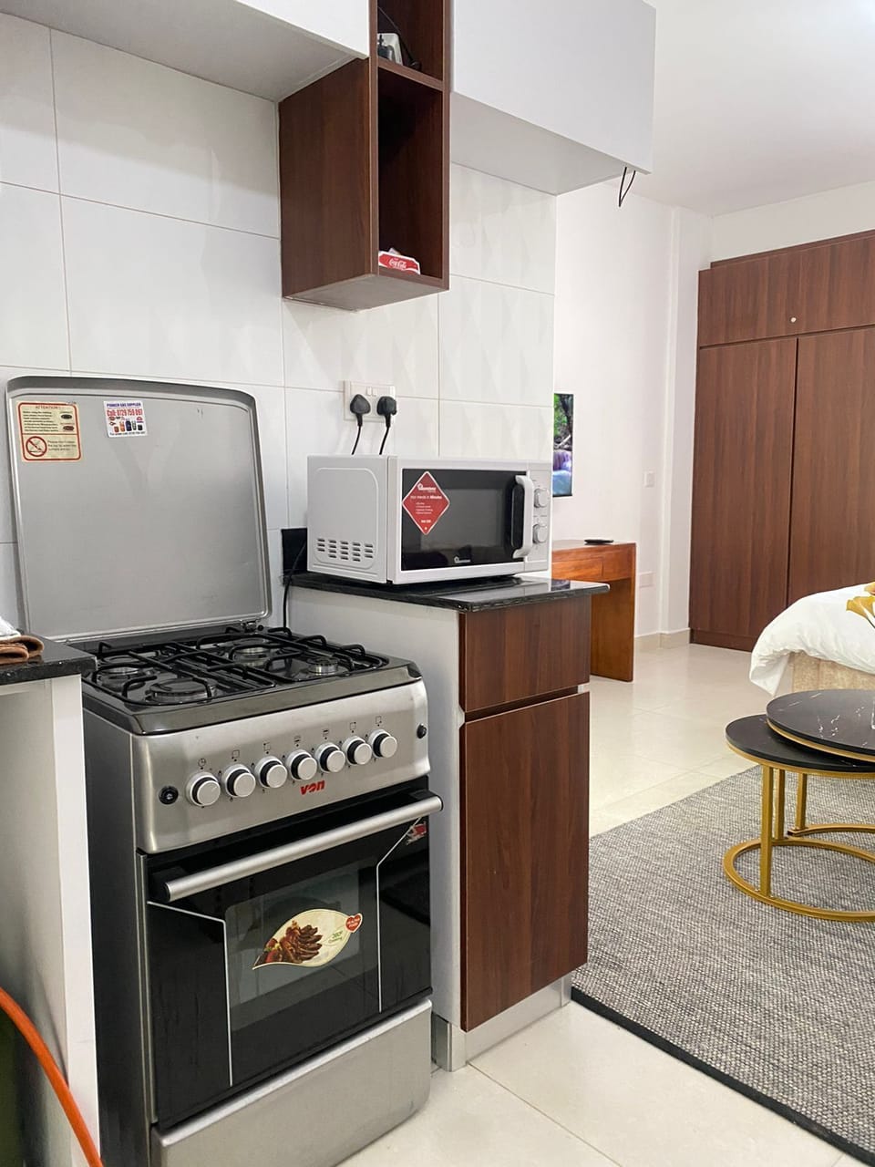 Full-size fridge, microwave, oven, stovetop