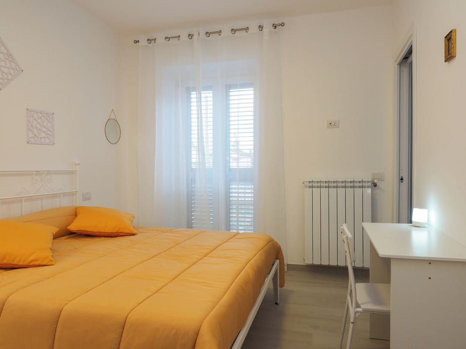 Room, Balcony | Desk