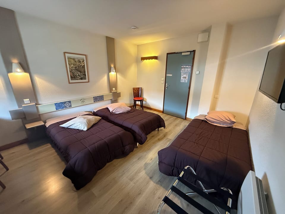 Triple Room | Soundproofing, bed sheets