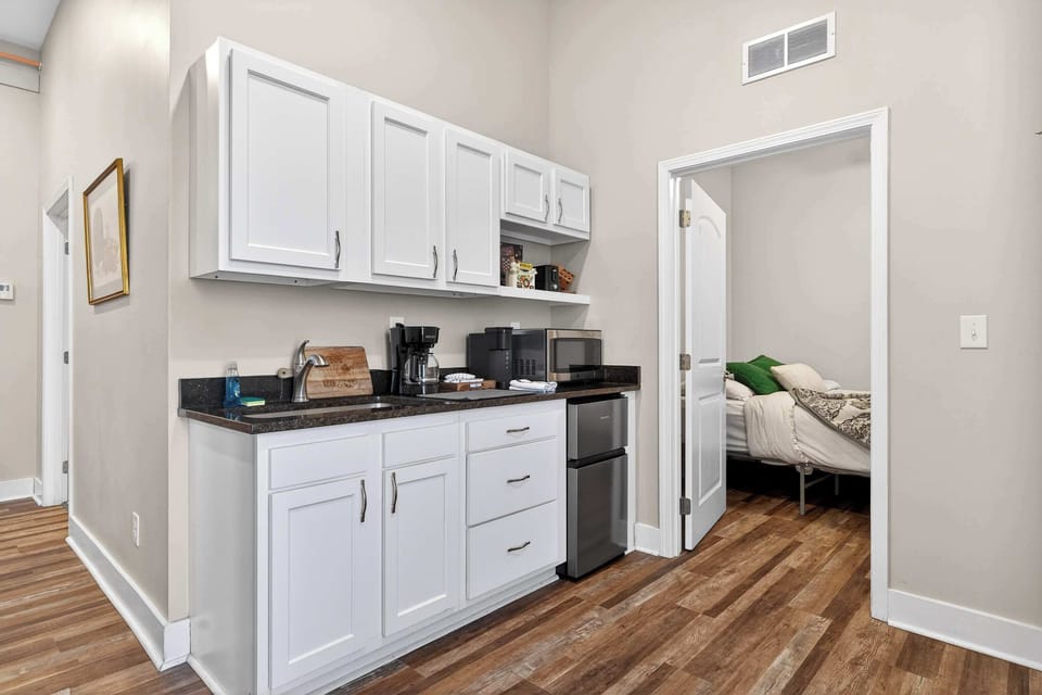 Kitchen: Cozy kitchen space perfect for preparing simple meals.