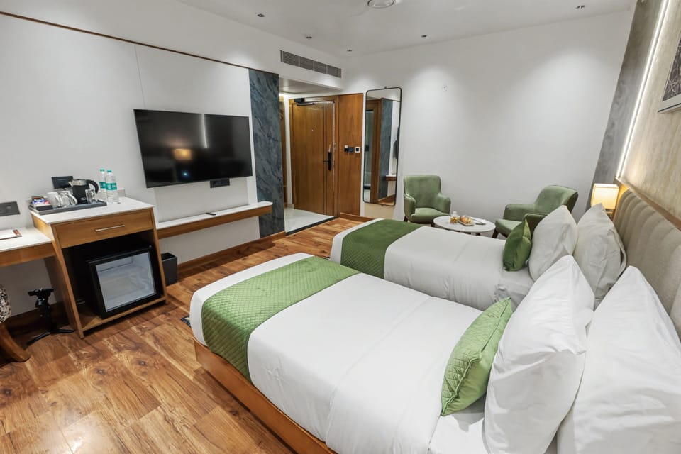 Classic Twin Room | Desk, laptop workspace, soundproofing, iron/ironing board