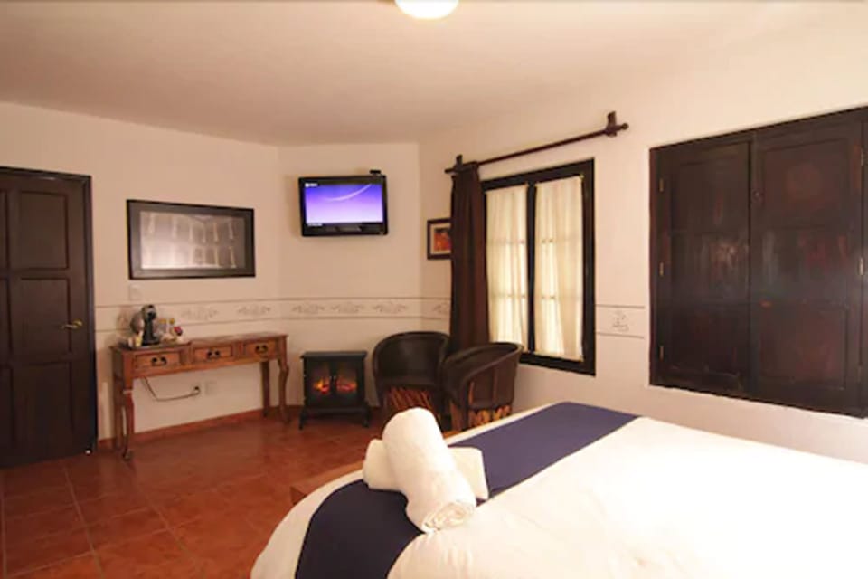 Desk, iron/ironing board, WiFi, bed sheets