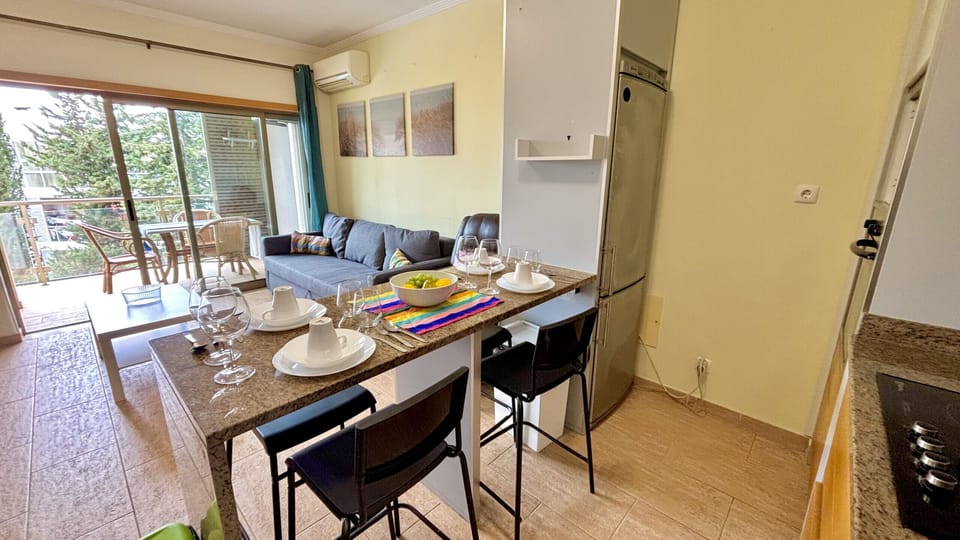 Microwave, oven, dishwasher, coffee/tea maker