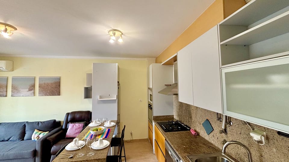Microwave, oven, dishwasher, coffee/tea maker