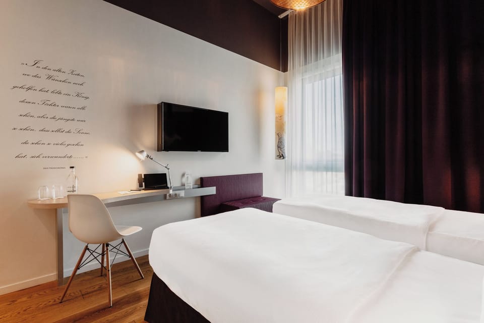 Twin Room | In-room safe, desk, soundproofing, WiFi (free)