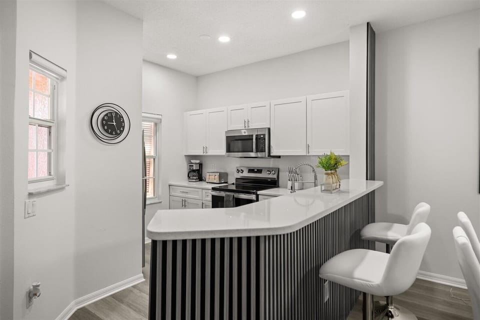Fully equipped kitchen, modern and spacious, ready for everything from quick breakfasts to family dinners. Designed for both convenience and comfort.
