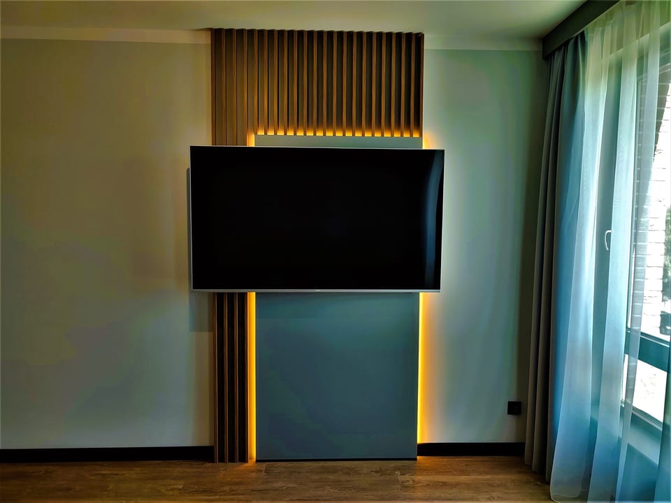 (213) Deluxe Apartment with 2 Bedrooms | Television