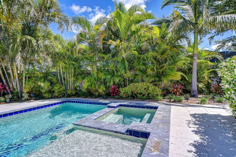Heated Saltwater Pool & Hot Tub