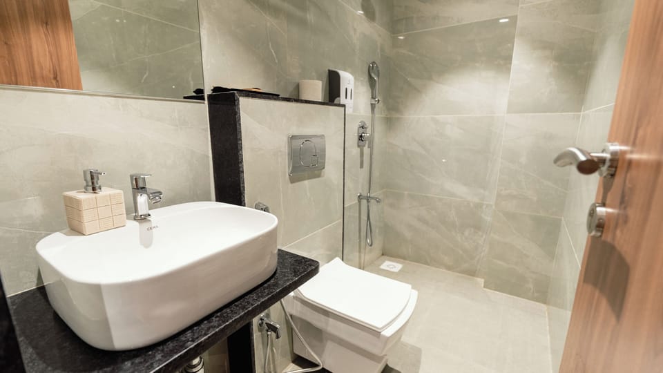 Executive Double Room | Bathroom | Shower, free toiletries, towels, shampoo