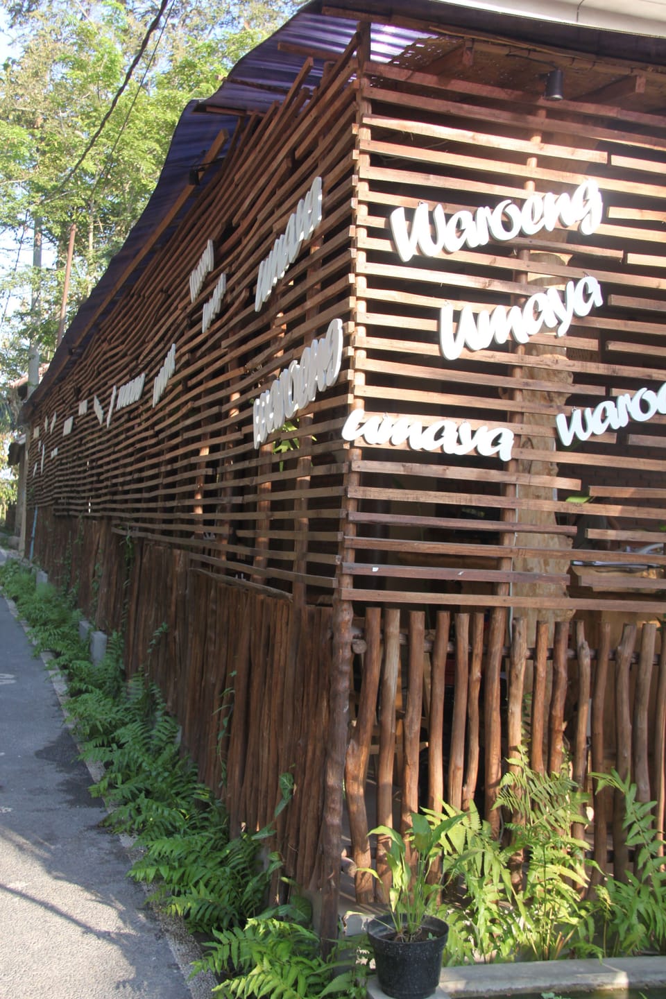 Breakfast, lunch, dinner served; international cuisine 