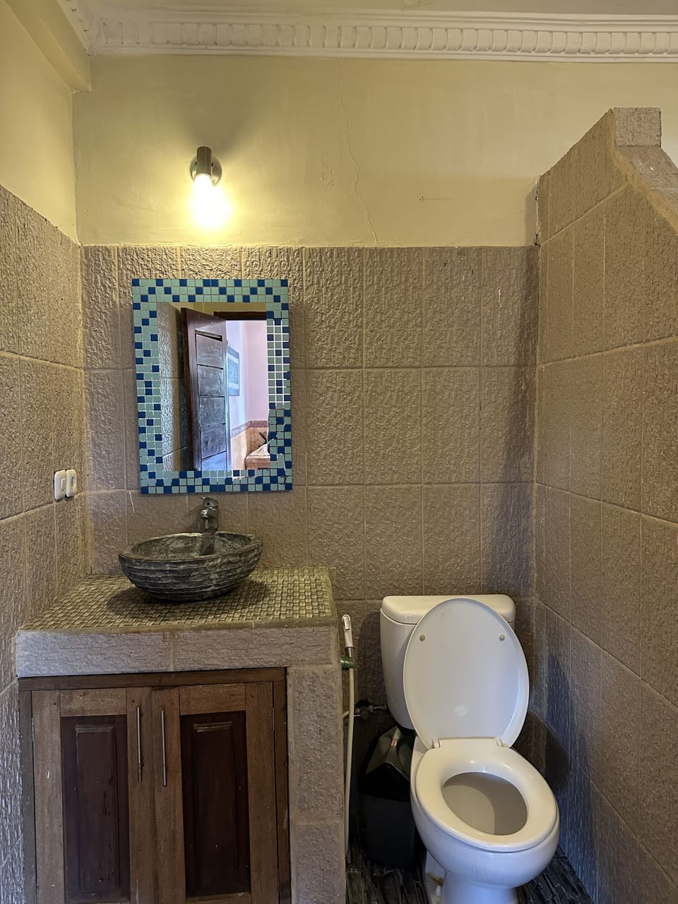 Shower, rainfall showerhead, free toiletries, towels