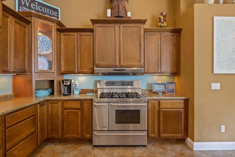 The open kitchen is well equipped for an unforgettable lakeside getaway​