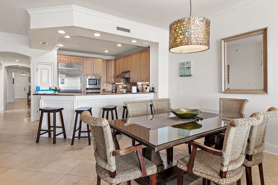 Dining - Additional Seating for 4 at the bartop
