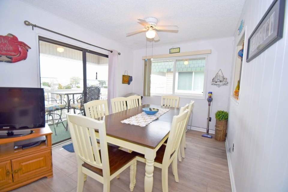 Condo, 2 Bedrooms | Dining