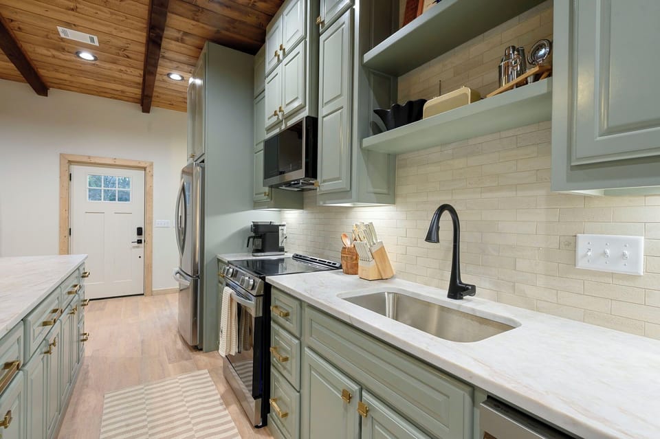 Stainless appliances & statement lighting 🌿🍳