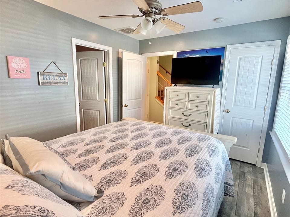 Bedroom 4 with Queen Bed, Level 1