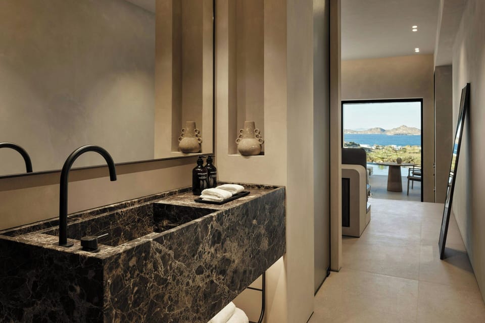 Elite Suite, 1 King Bed, Balcony, Sea View | Bathroom | Shower, free toiletries, hair dryer, bathrobes