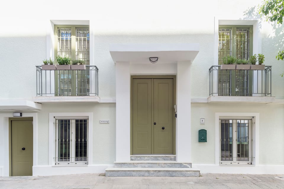 Main entrance on the right. Ground floor entrance on the left.