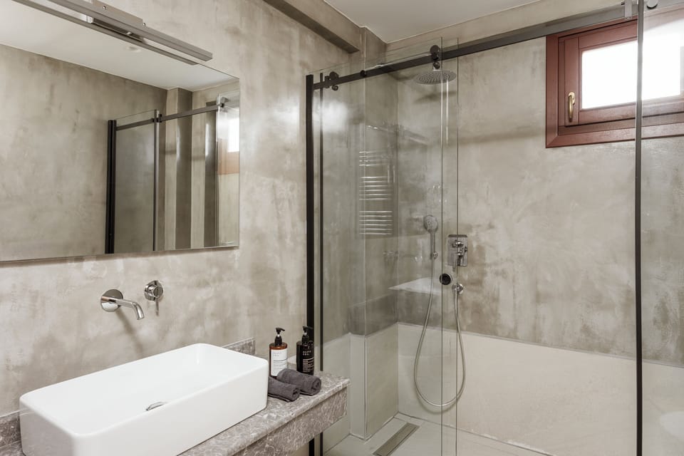 Superior Double Room | Bathroom | Shower, hair dryer, slippers, towels
