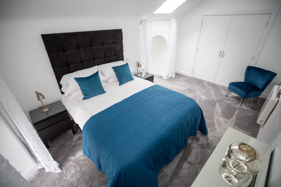 3 bedrooms, iron/ironing board, free wired internet, bed sheets