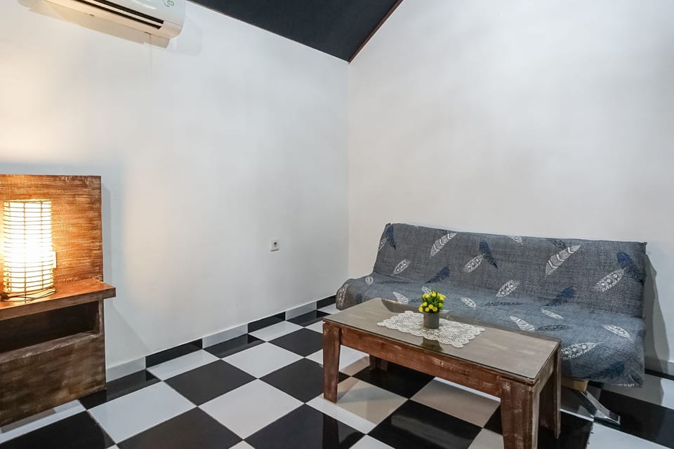 Suite | Living area | 32-inch Smart TV with cable channels, TV
