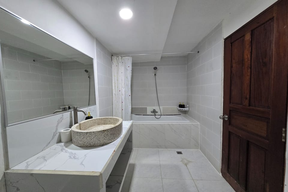 Deluxe Double or Twin Room | Bathroom | Free toiletries, towels