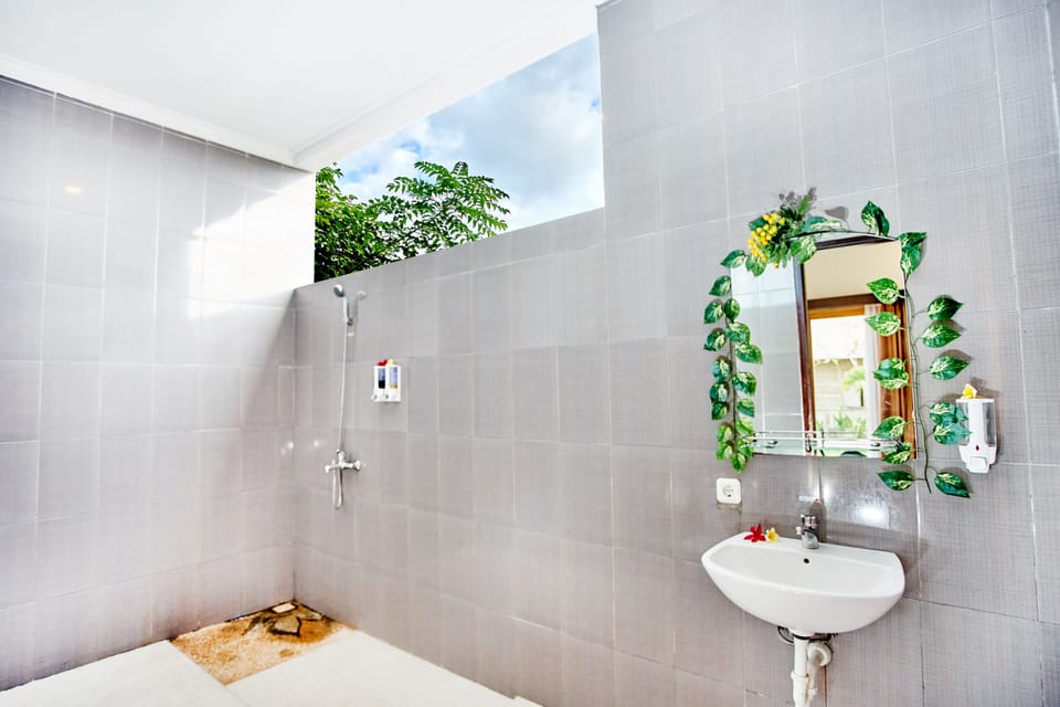 Shower, free toiletries, towels