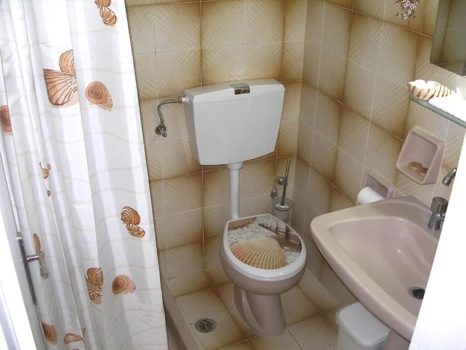Basic Double Room, Balcony, City View | Bathroom | Free toiletries, hair dryer, slippers, towels