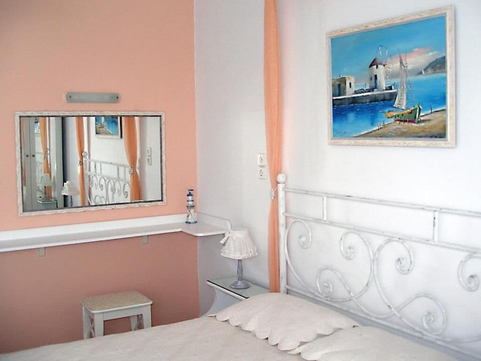 In-room safe, soundproofing, iron/ironing board, free WiFi