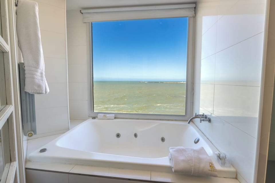 Suite, Non Smoking, Sea View | Bathroom | Free toiletries, hair dryer, towels, shampoo