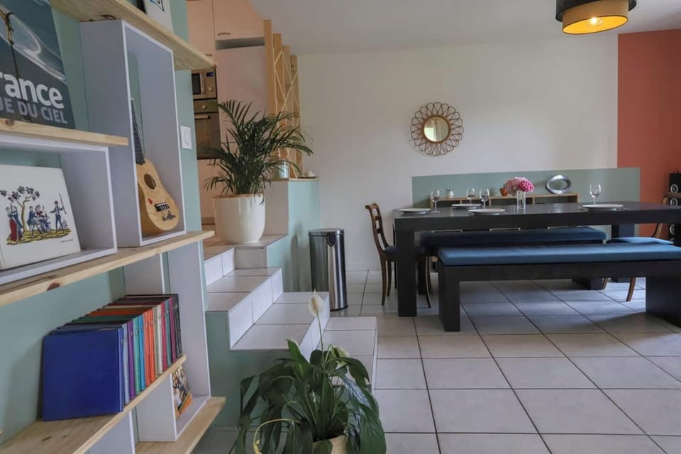 This villa is a 5 bedroom(s), 1.5 bathrooms, located in Sévrier, Auvergne-Rhône-Alpes. Villa in Sévrier