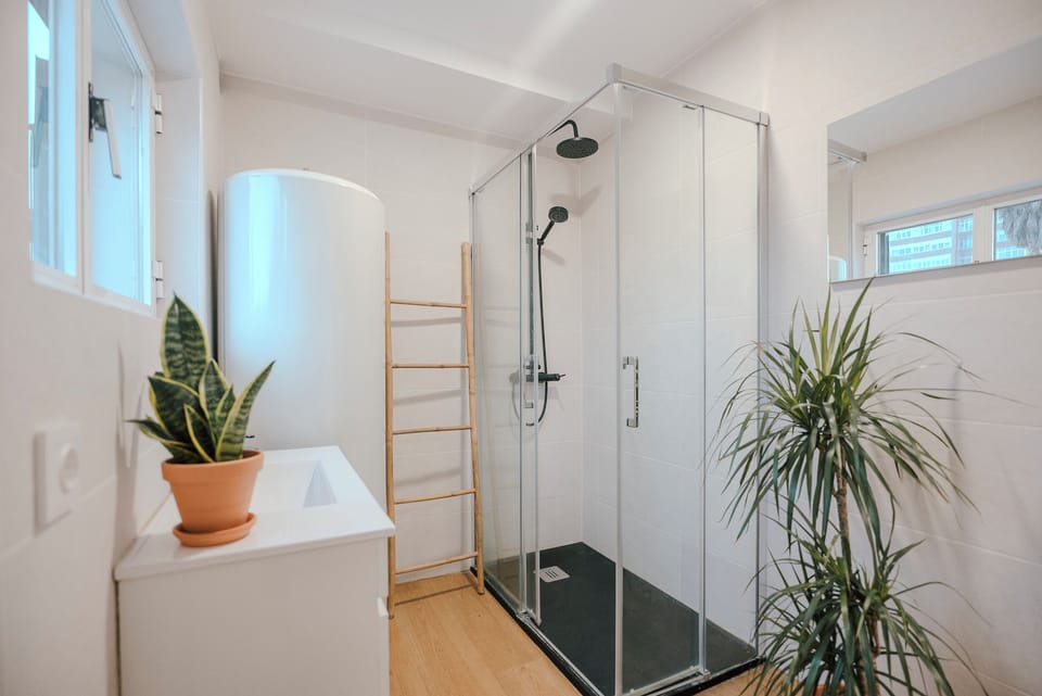 Comfort Double Room | Bathroom | Combined shower/tub, towels, toilet paper