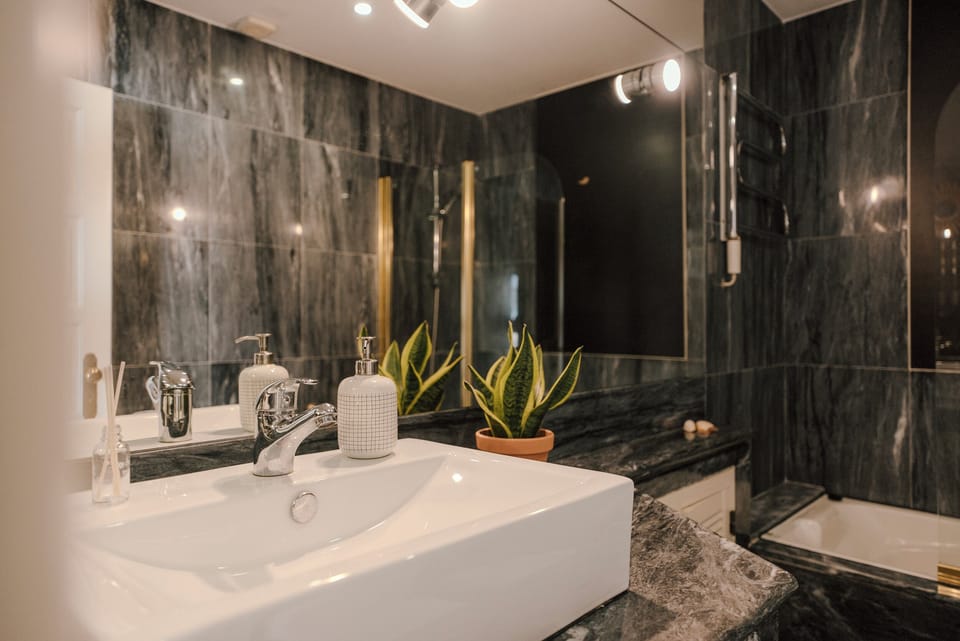 Family Room | Bathroom | Combined shower/tub, towels, toilet paper