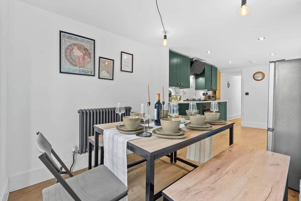 Enjoy family meals in the welcoming dining area at Blue Puffin Stays Short Lets & Serviced Accommodation, complete with plenty of seating after a day exploring Southampton city centre.