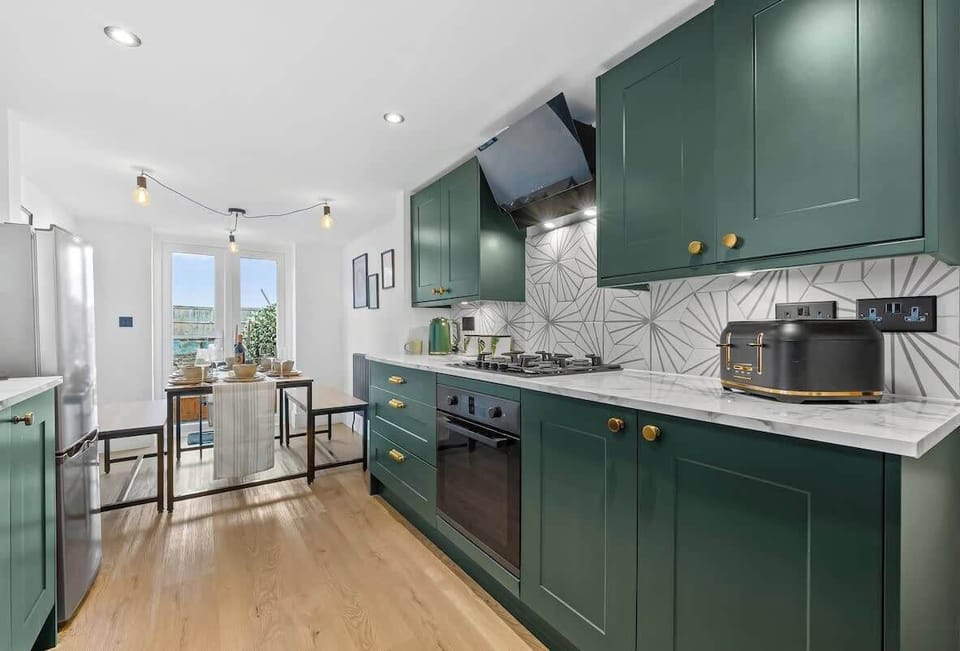 A fully equipped kitchen at Blue Puffin Stays Short Lets & Serviced Accommodation, perfect for preparing your favourite meals with friends and family.