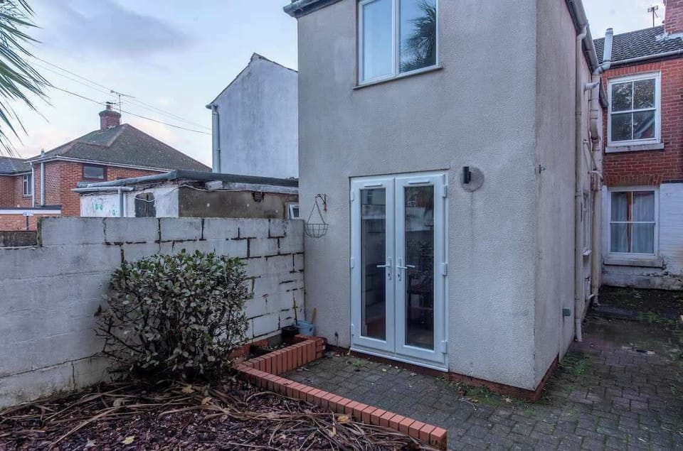 Step straight out from the kitchen into the garden at  Blue Puffin Stays Short Lets & Serviced Accommodation, offering a peaceful outdoor space to enjoy meals, unwind, or soak up some fresh air.