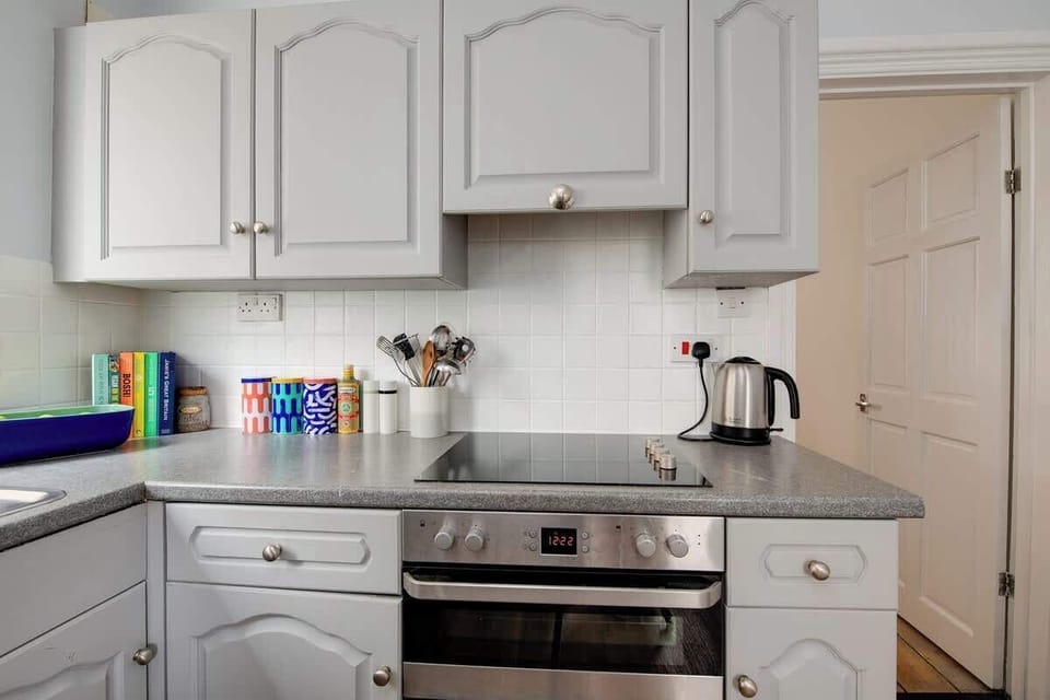A fully equipped kitchen at Blue Puffin Stays Short Lets & Serviced Accommodation, perfect for preparing your favourite meals with friends and family.