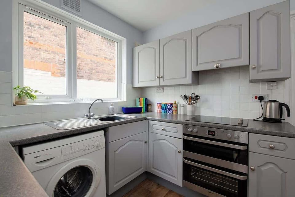 A fully equipped kitchen at Blue Puffin Stays Short Lets & Serviced Accommodation, perfect for preparing your favourite meals with friends and family.