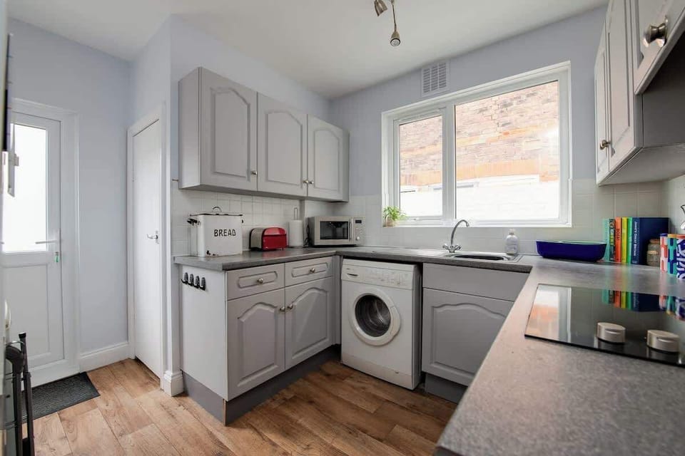 A fully equipped kitchen at Blue Puffin Stays Short Lets & Serviced Accommodation, perfect for preparing your favourite meals with friends and family.