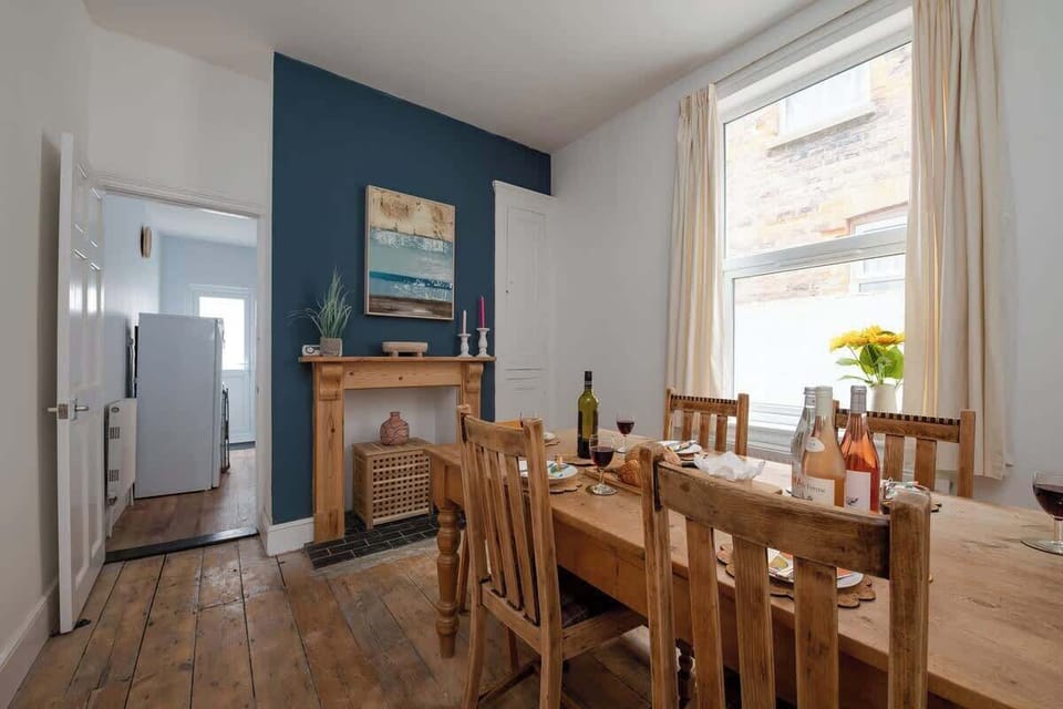 The dining area at Blue Puffin Stays Short Lets & Serviced Accommodation is perfect for enjoying a family meal after exploring the city centre.
