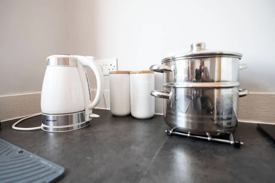 A fully equipped kitchen at Blue Puffin Stays Short Lets & Serviced Accommodation, perfect for preparing your favourite meals with friends and family.